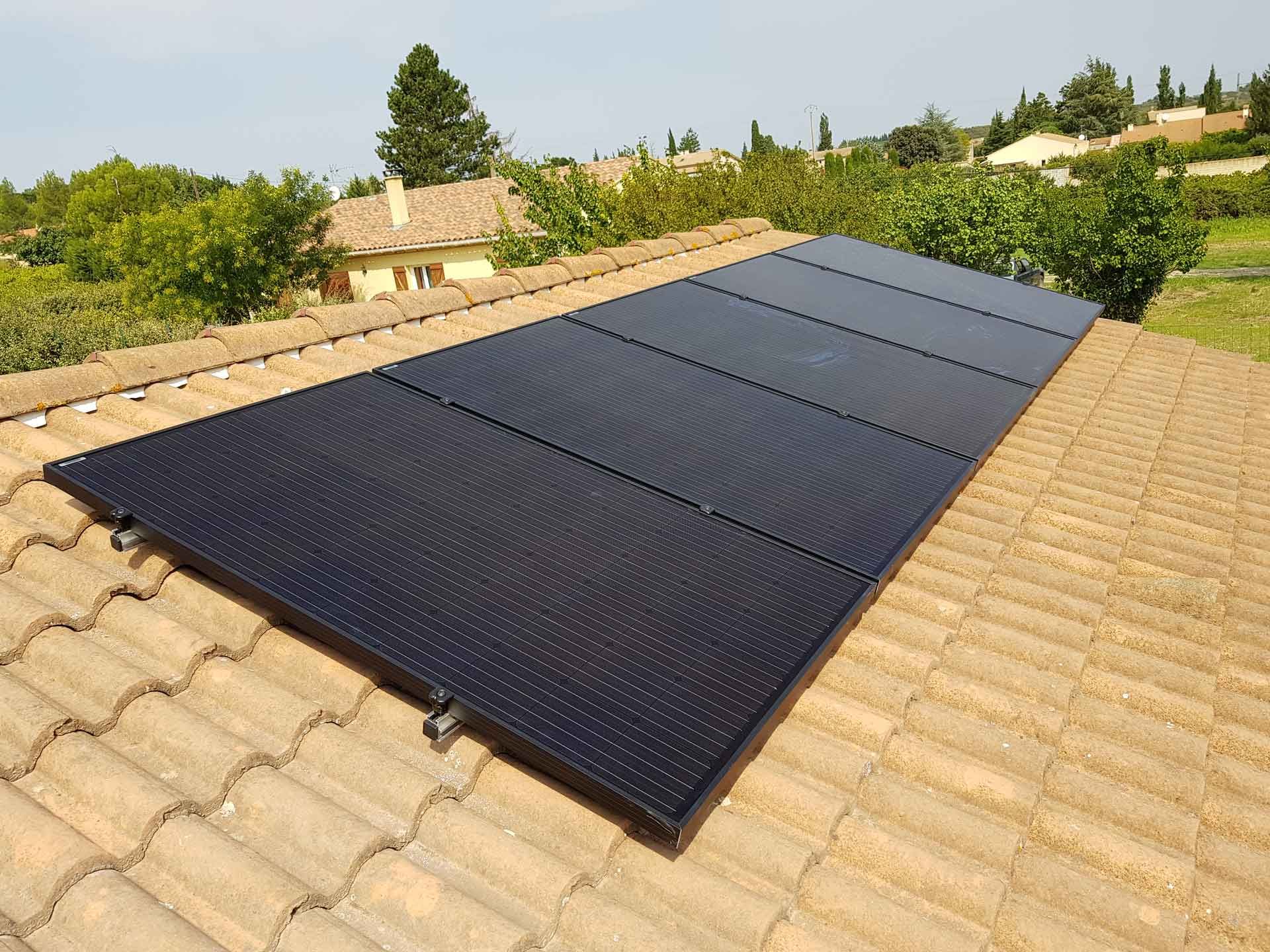 Toiture avec un panneau solaire installé 3