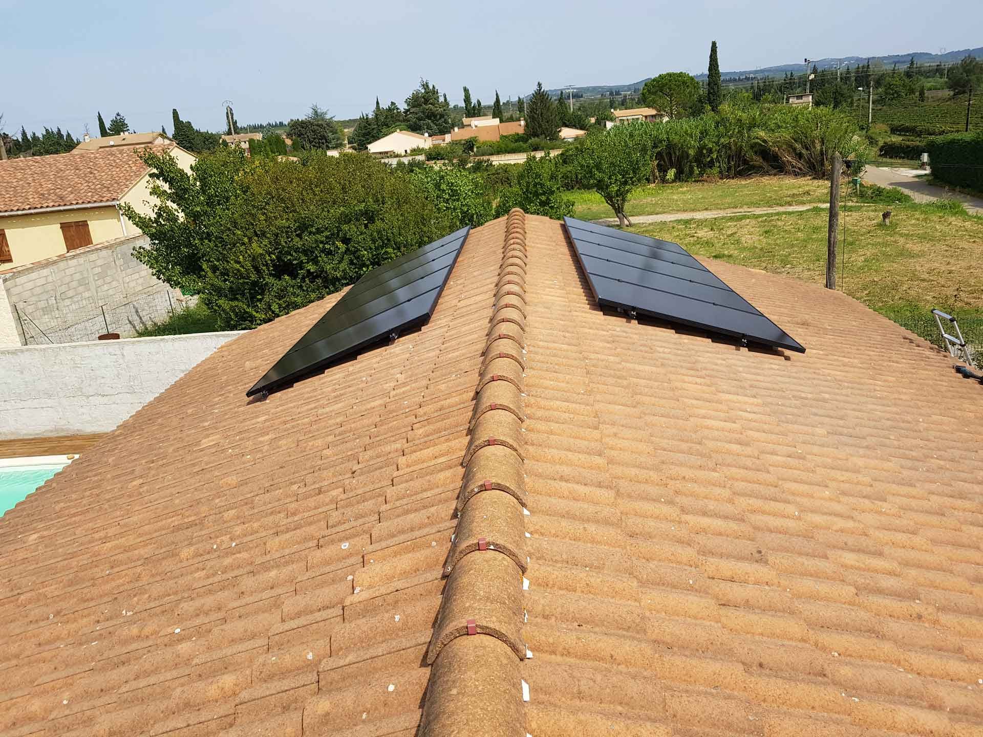 Toiture avec un panneau solaire installé 2