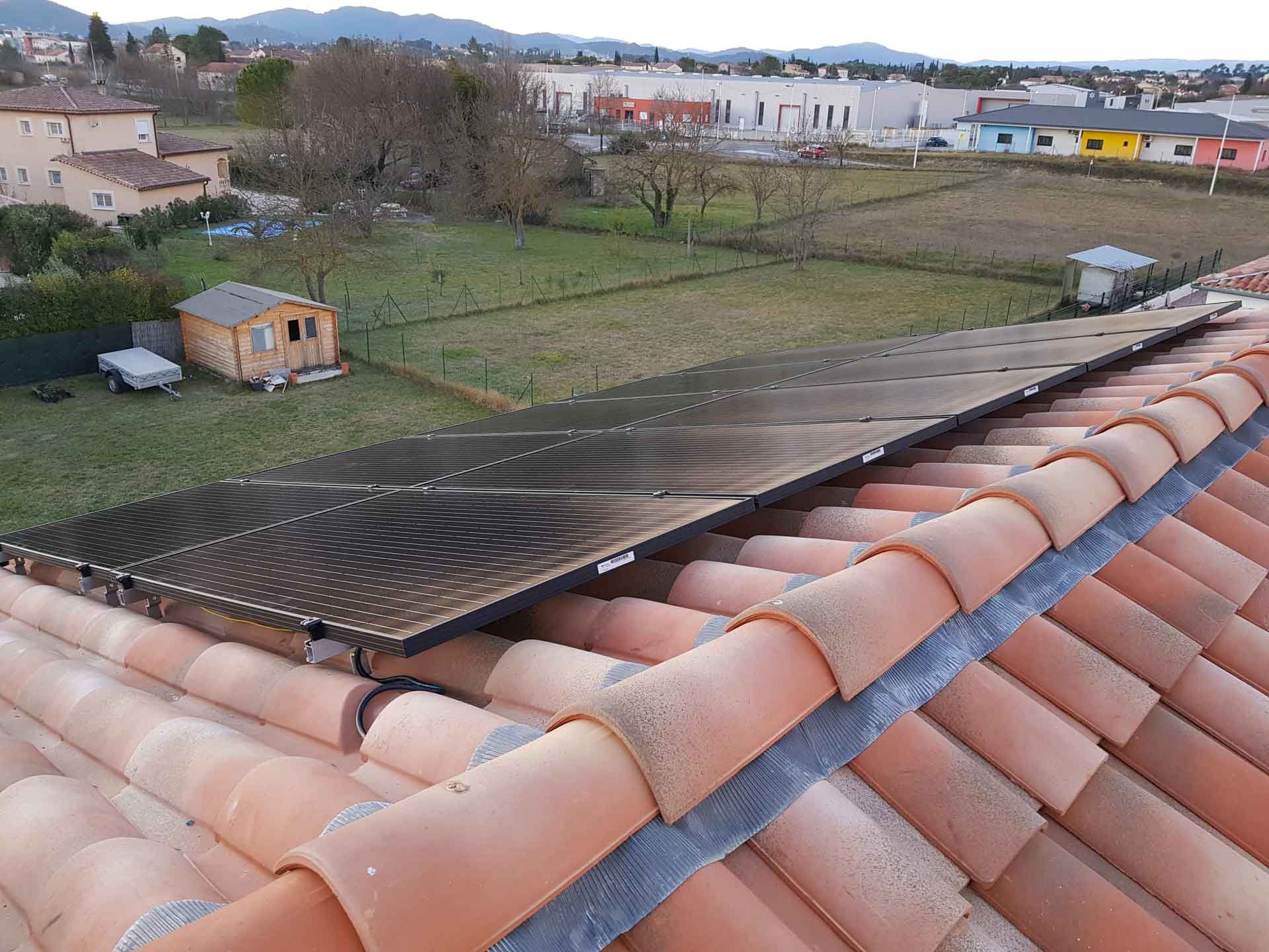 Toiture avec un panneau solaire installé