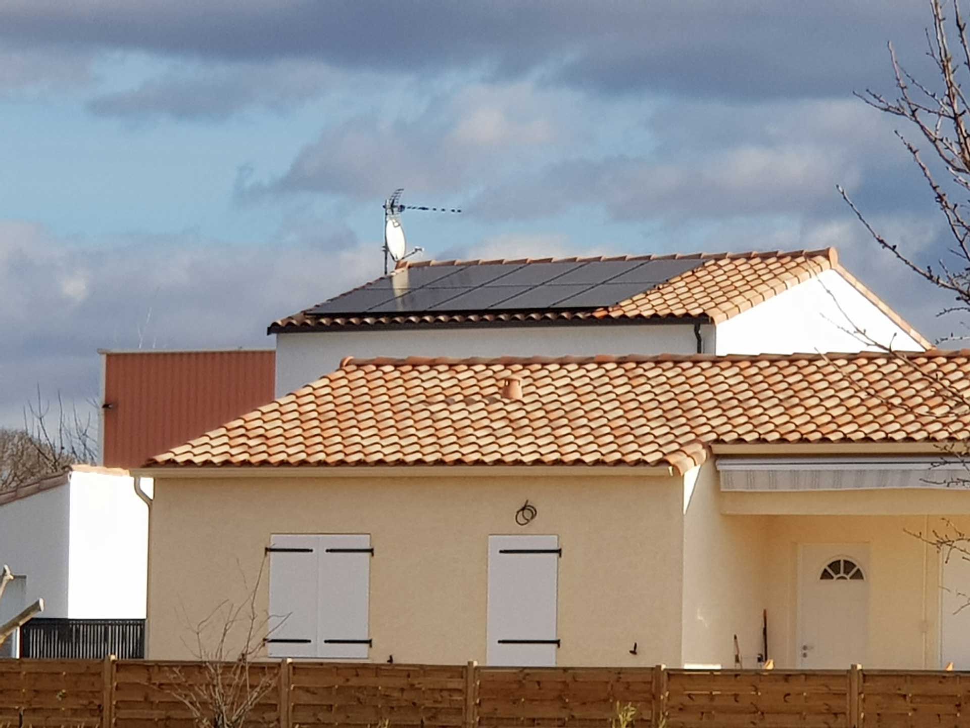 Maison avec une installation de panneaux photovoltaïques sur le toit 2