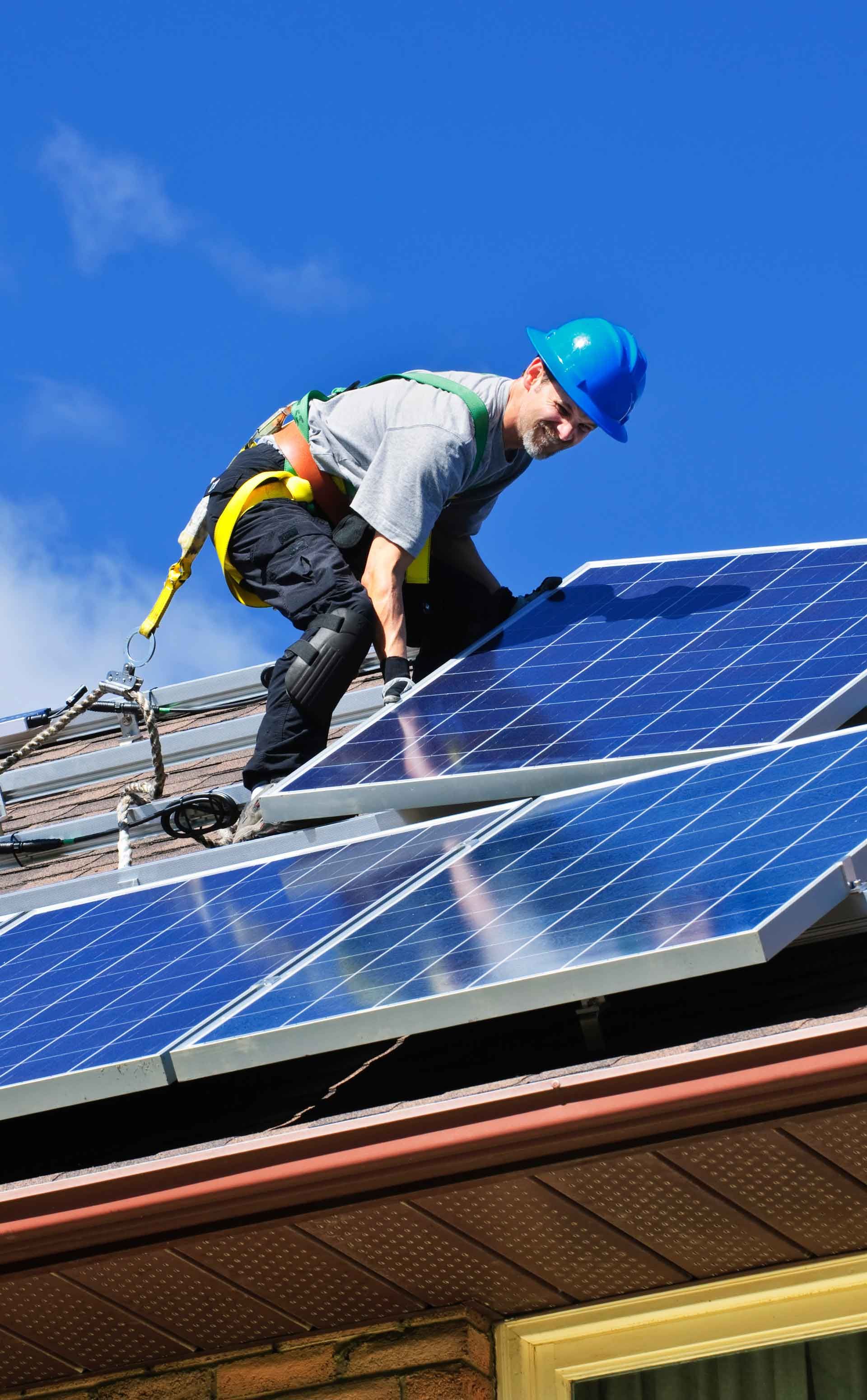 Installation de panneaux photovoltaïques sur un toit de maison par un professionnel