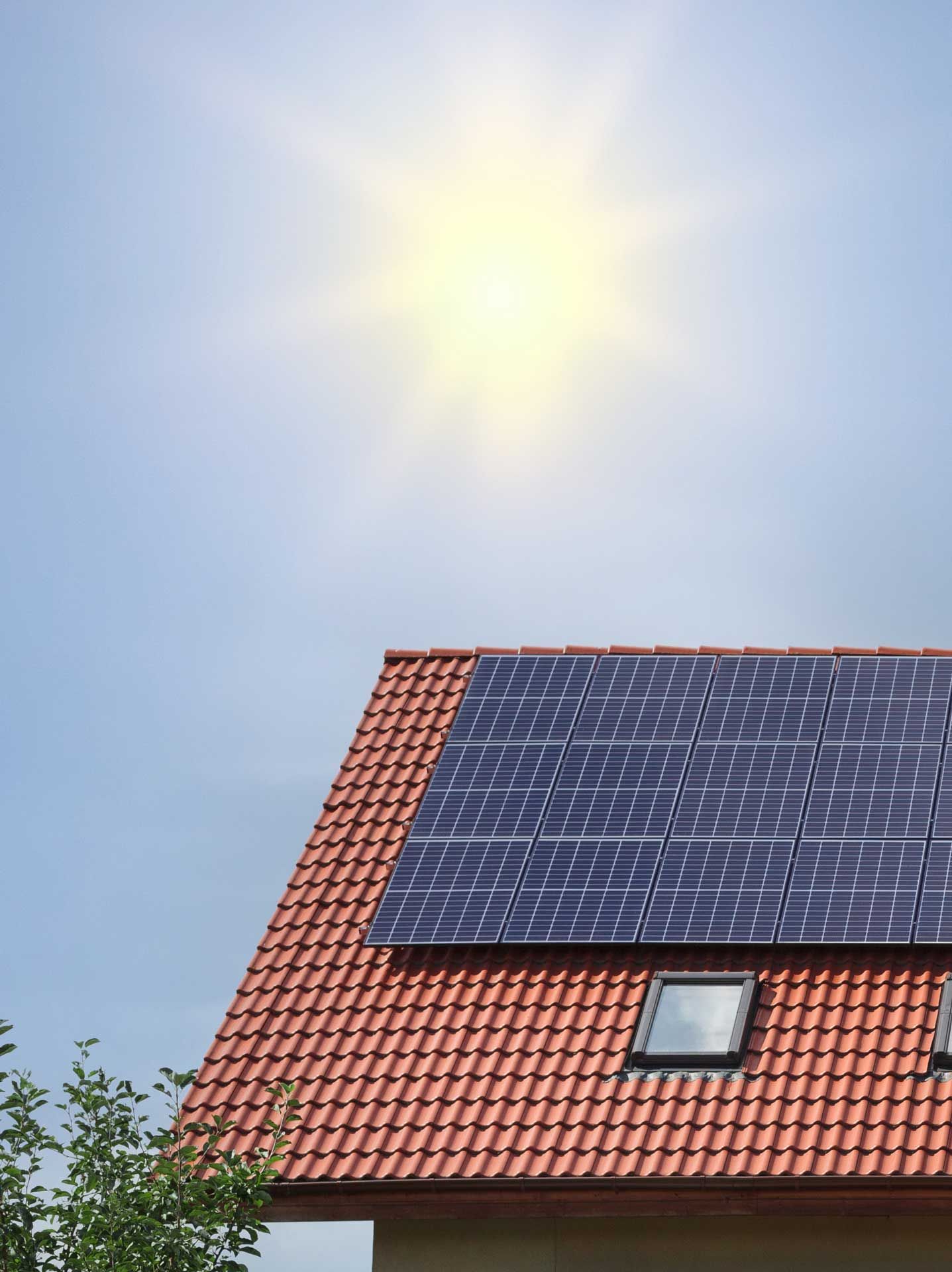 Une maison avec des panneaux photovoltaïques sur la toiture