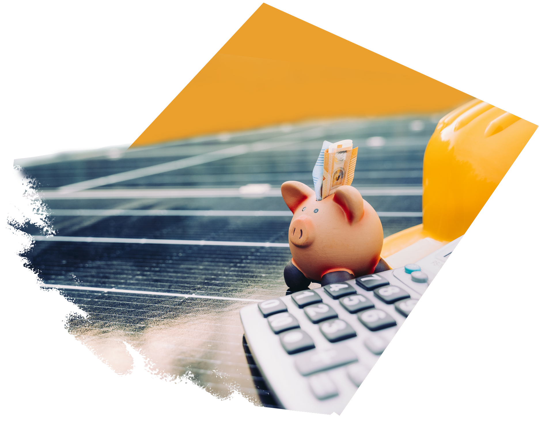 Un panneau solaire avec une tirelire en forme de cochon, une calculatrice et un casque de chantier