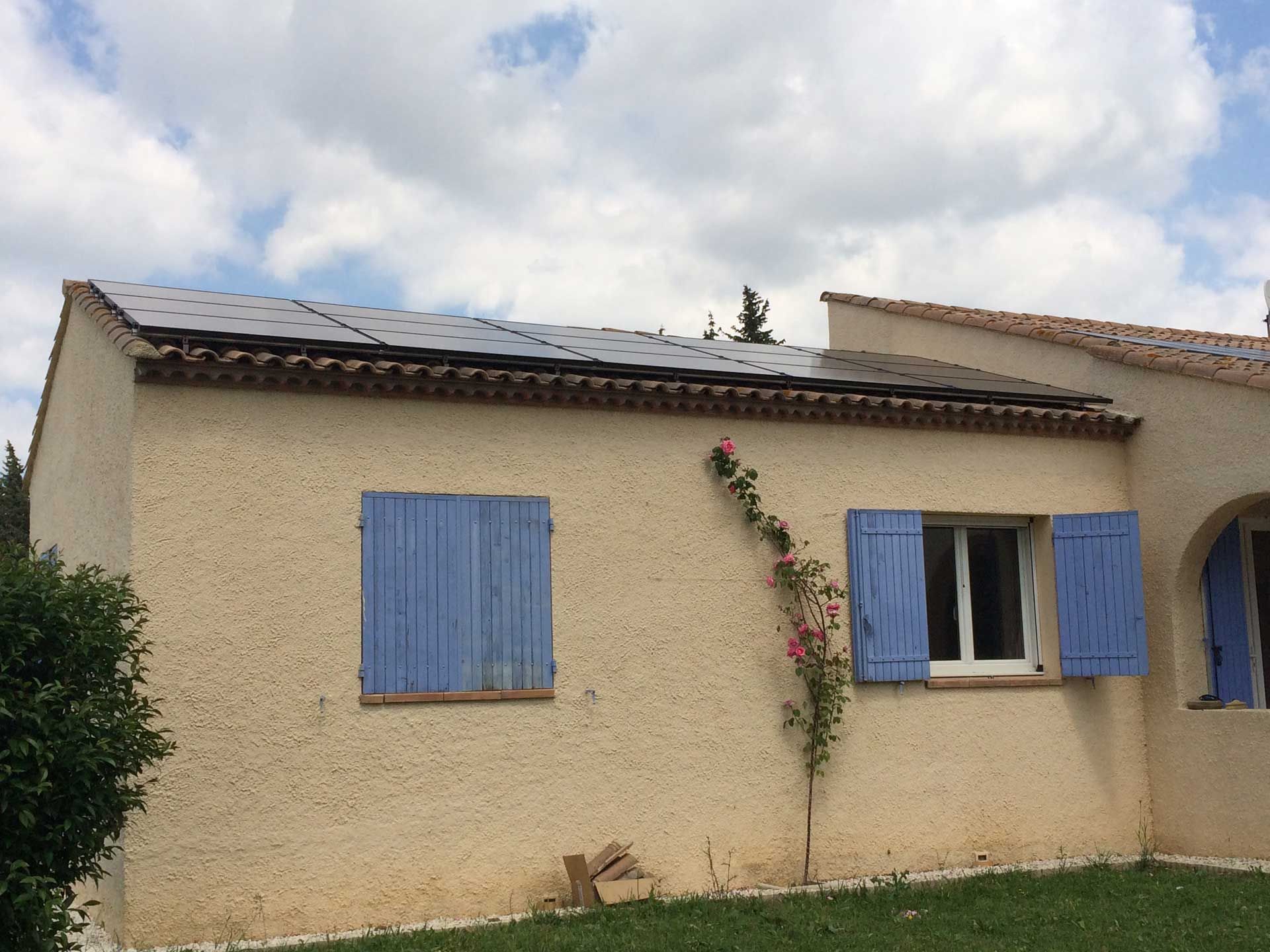 Maison avec une installation de panneaux photovoltaïques sur le toit