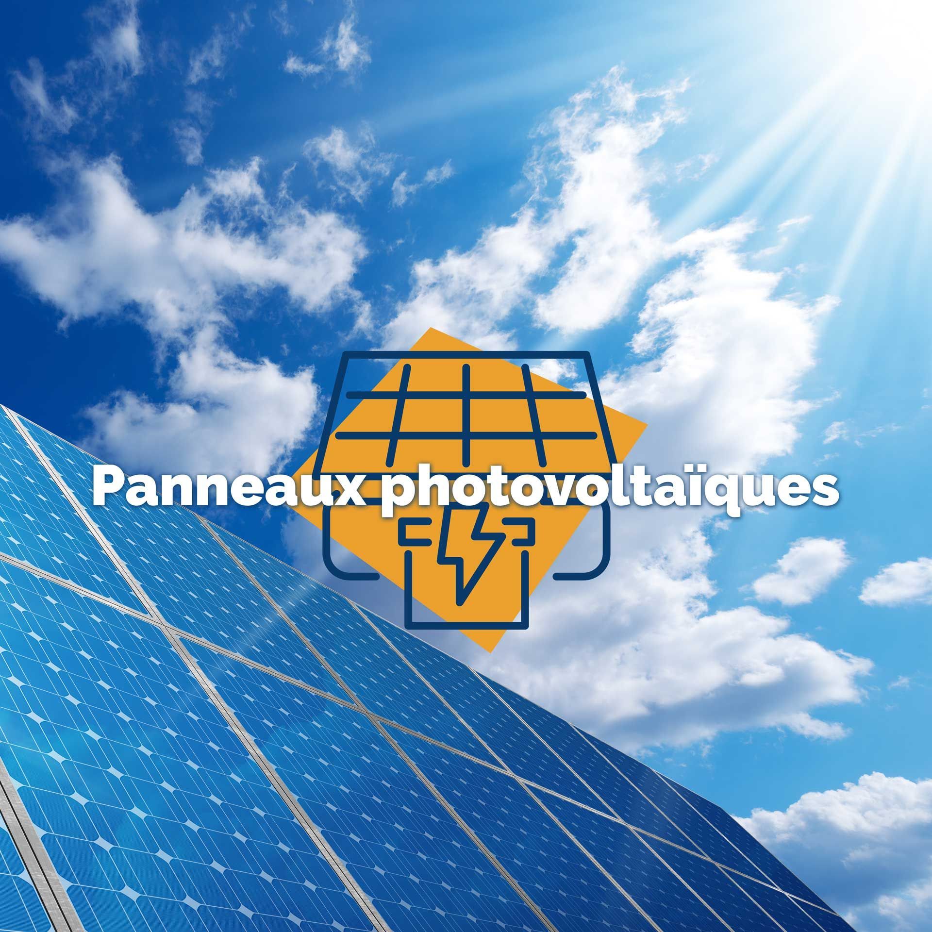 Un panneau photovoltaïque sur fond de ciel et soleil