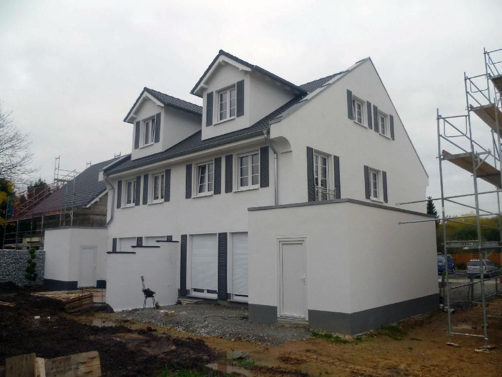 Ein weißes Haus mit einem Gerüst davor