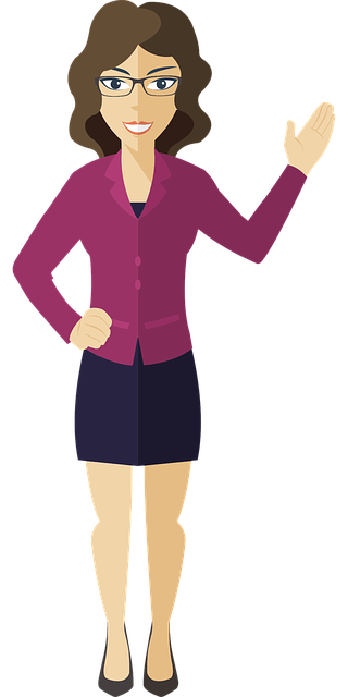 Una persona con gafas y chaqueta morada gesticula con una mano mientras sonríe sobre un fondo blanco.