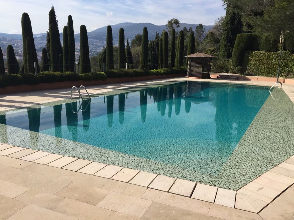 Piscine dans une villa avec du carrelage