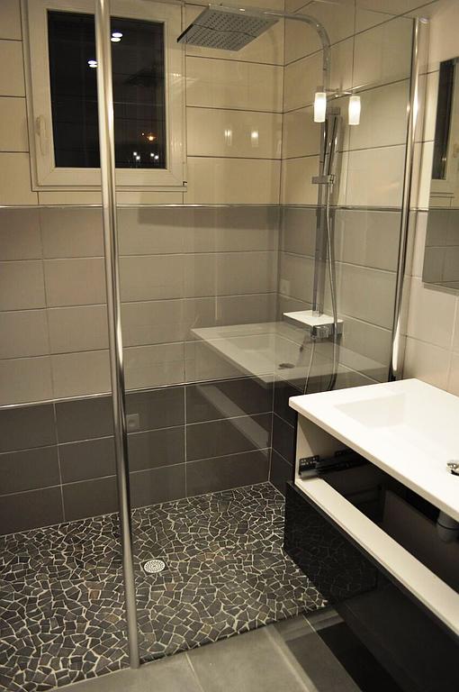 Ton gri dégradé pour faïence murale dans douche italienne Chauny