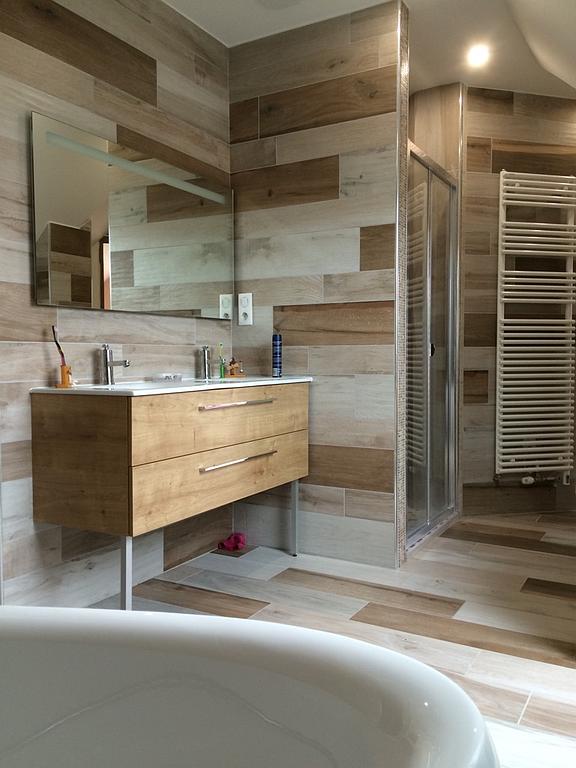 Salle de bains effet bois Laon