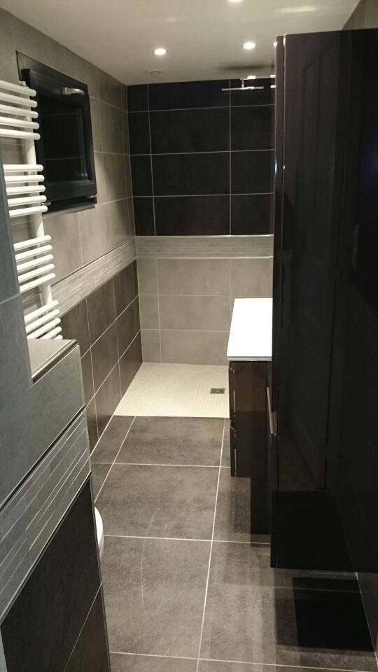 Salle de bains noir gris blanc