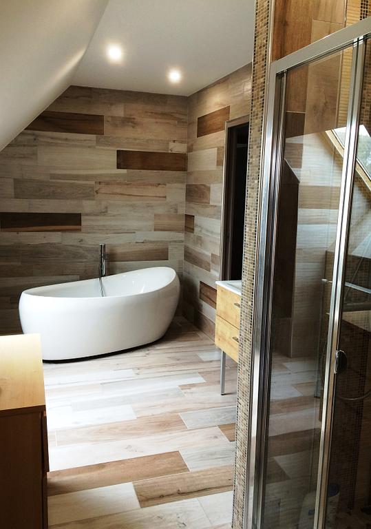 Salle de bains avec baignoire