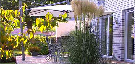 Gartenterrasse an einem Haus