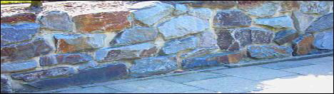 Mauer aus Naturstein