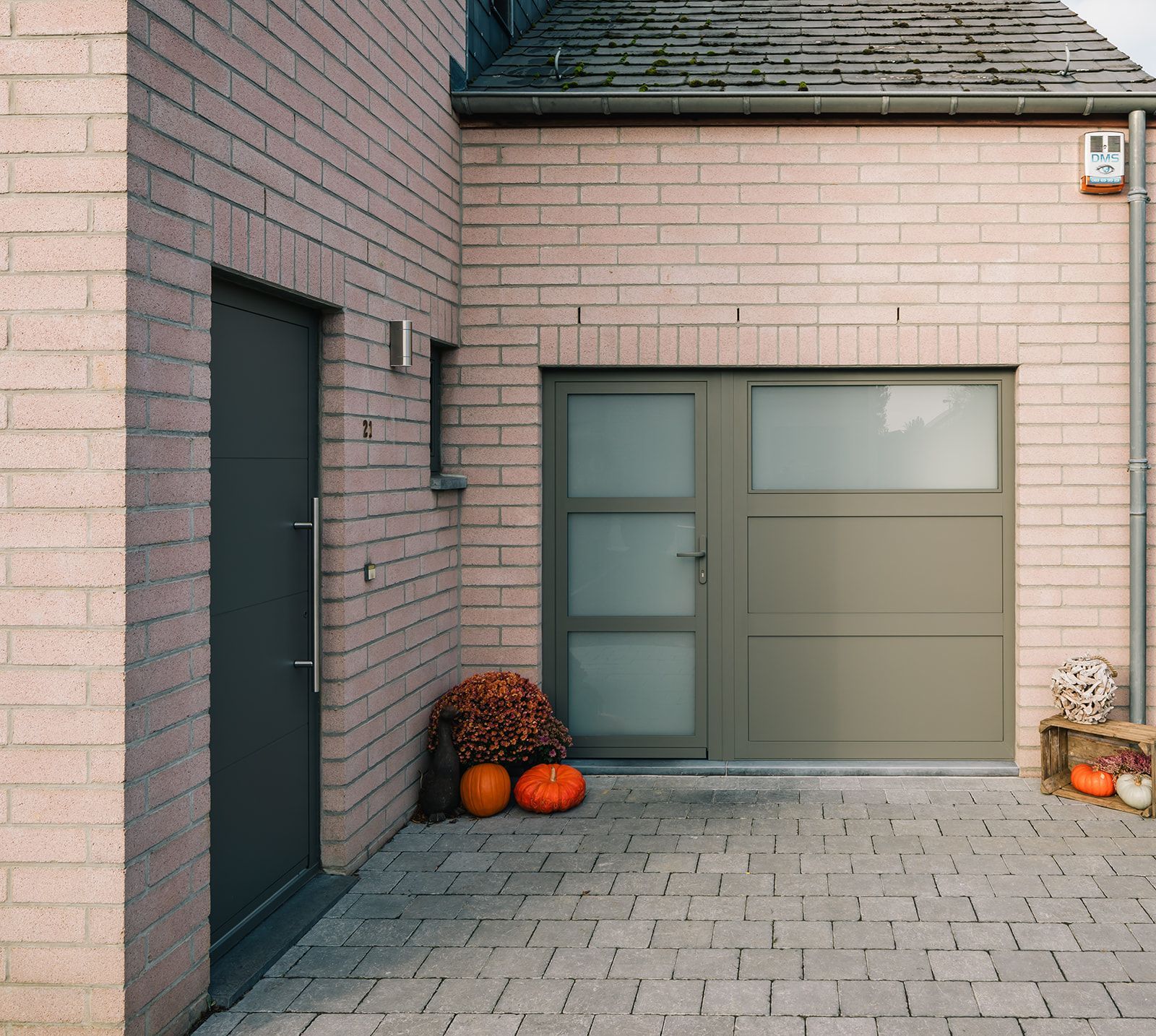 ensemble composé permettant un acces piéton à un garage condamné. PIERRET