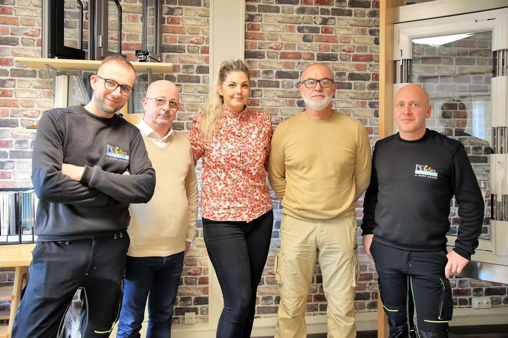 Porte d’entrée en aluminium noir et fenêtres assorties