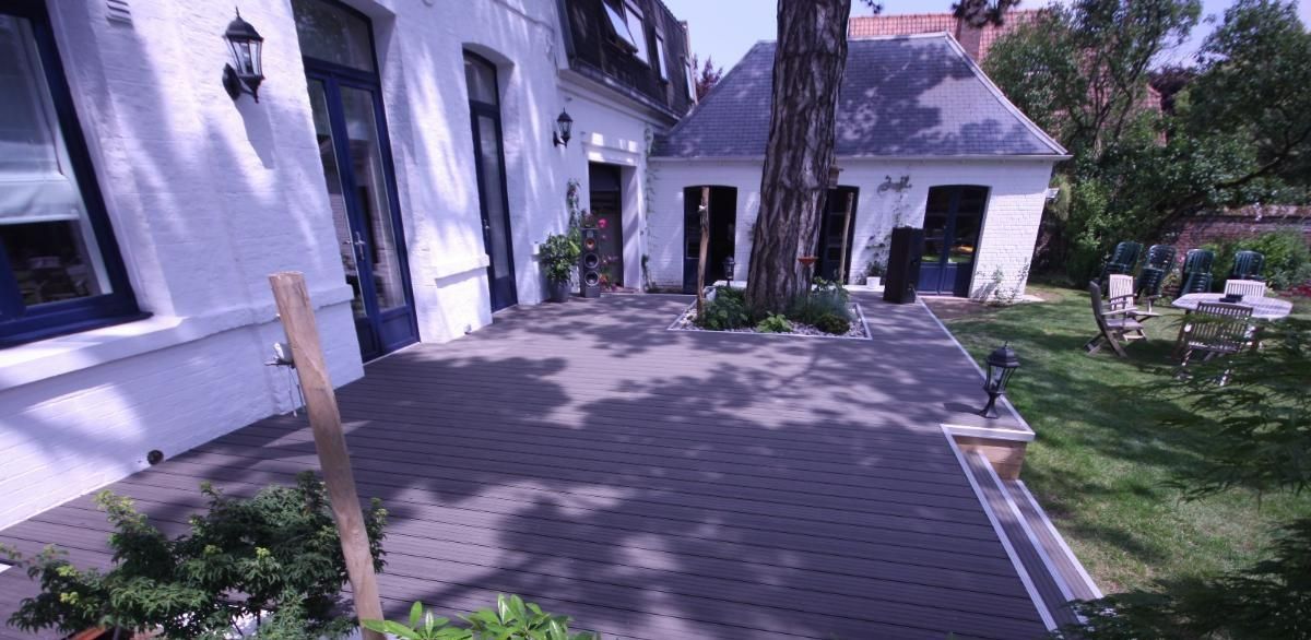 Terrasse en lames composite terminée