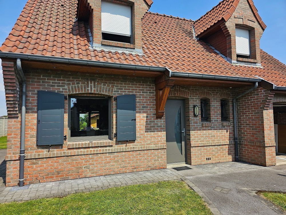 Menuiseries aluminium gris quartz RAL 7039. volets battants aluminium gris anthracite RAL 7016.
