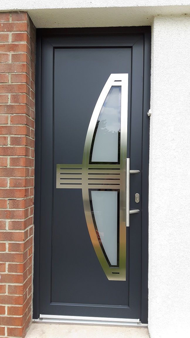 Porte d'entrée en PVC gris anthracite. Modèle demi lune et inserts inox. SELO.