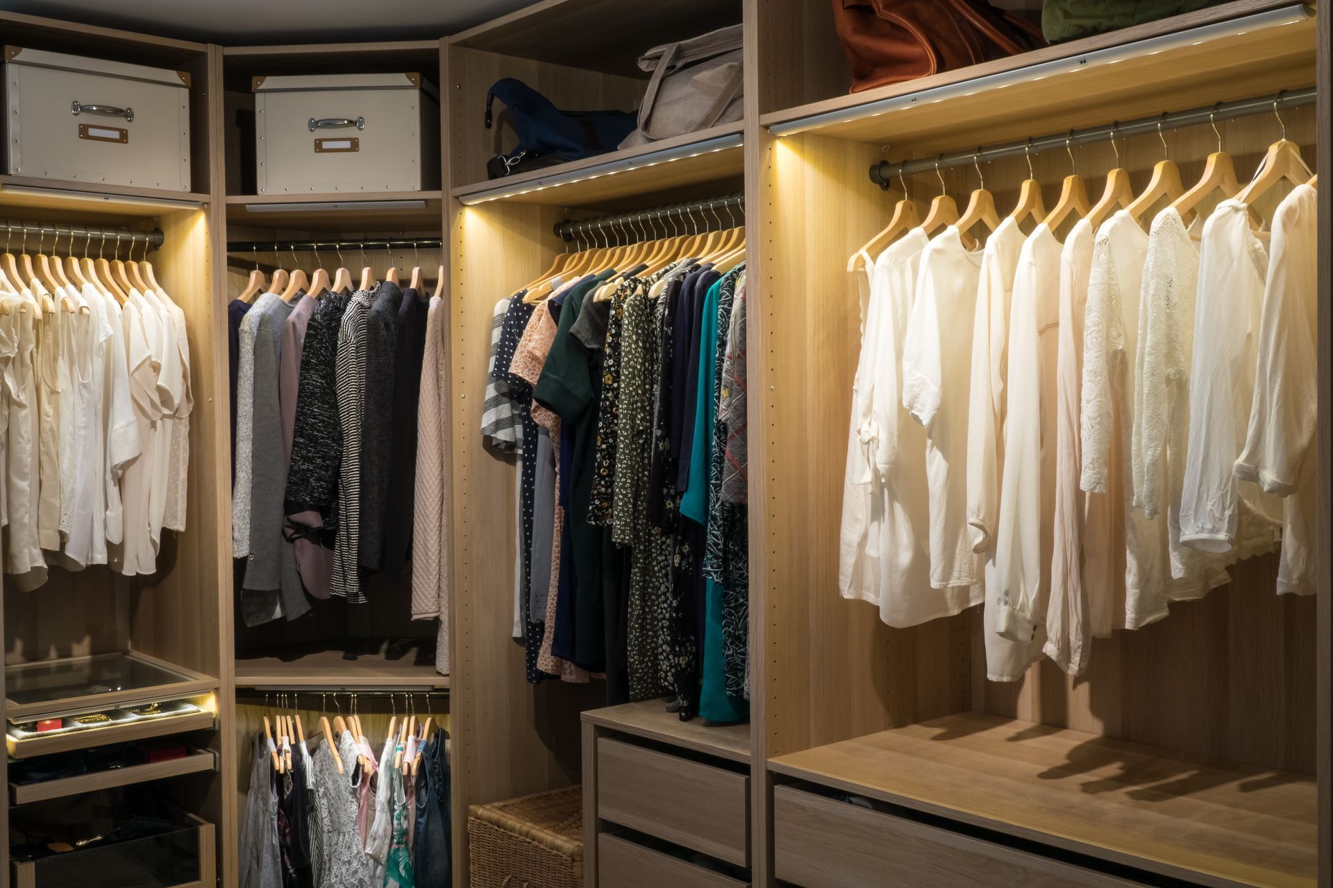 Dressing ouvert avec lumières intégrées