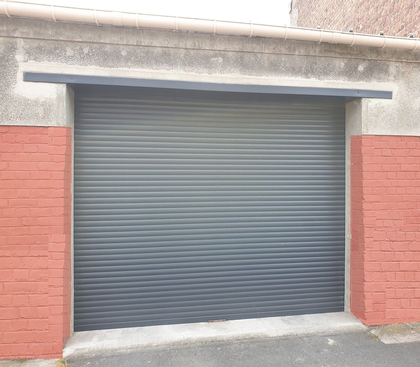Porte de garage à enroulement motorisée gris anthracite RAL 7016. ALUPLASTIC