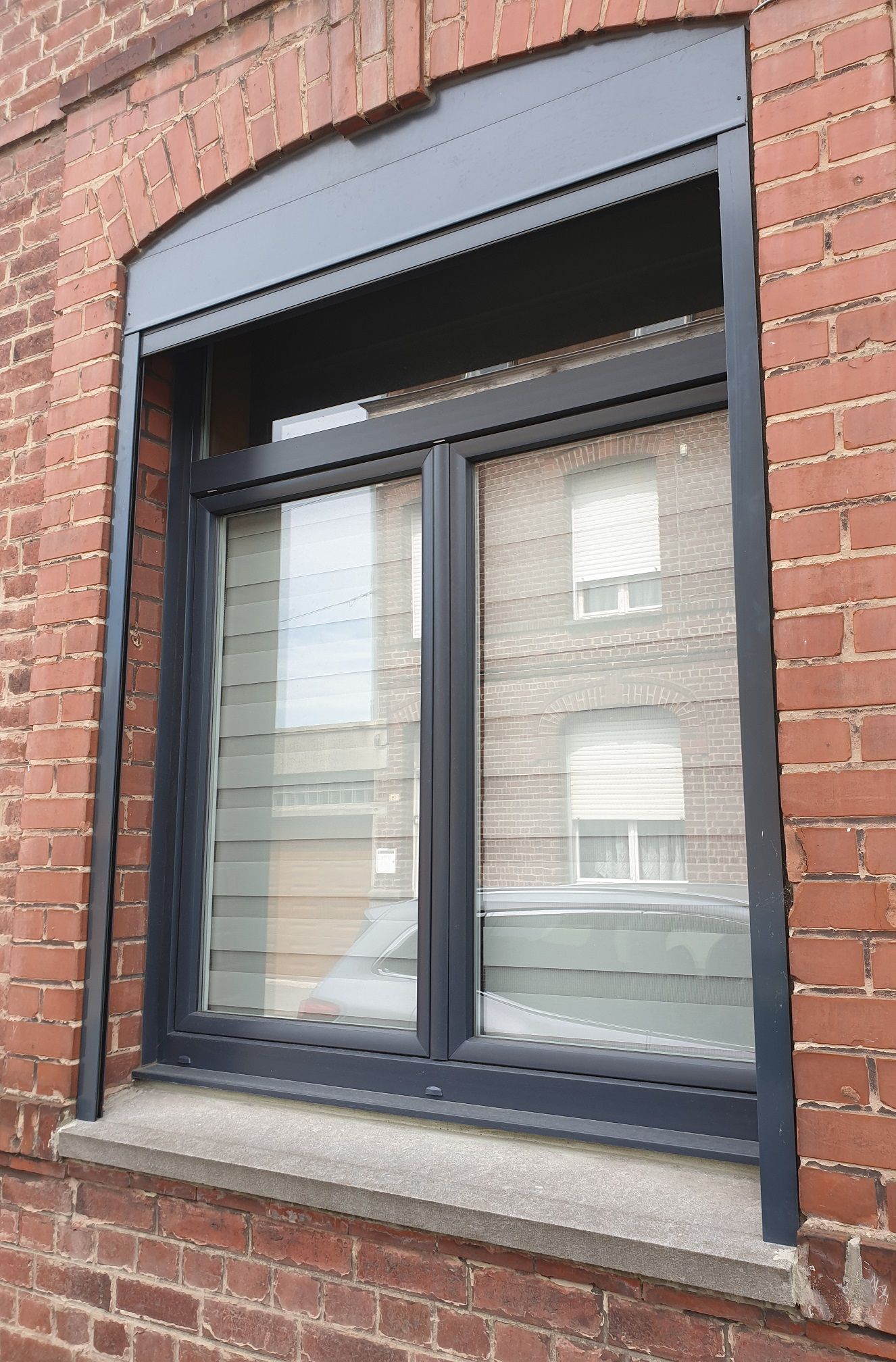 Volet roulant rénovation. Enroulement intérieur. RAL 7016 gris anthracite. Coulisses en U.