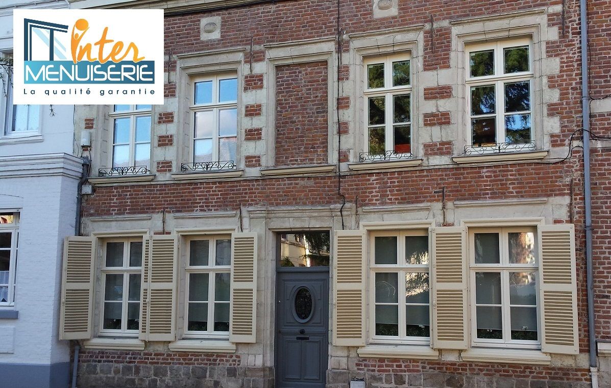 châssis bois avec imposte et répétant dans l'imposte. fenêtre 2 vantaux avec petits bois en applique sur le double vitrage. Traverse à nez d'ivrogne. ABF classé architecte des bâtiments de france.