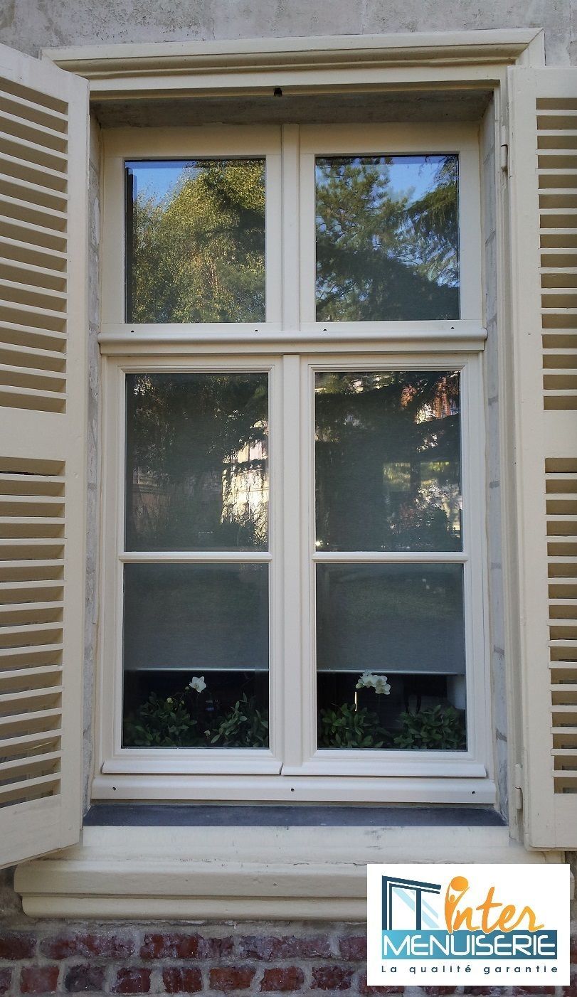 châssis bois avec imposte et répétant dans l'imposte. fenêtre 2 vantaux avec petits bois en applique sur le double vitrage. Traverse à nez d'ivrogne. ABF classé architecte des bâtiments de france.