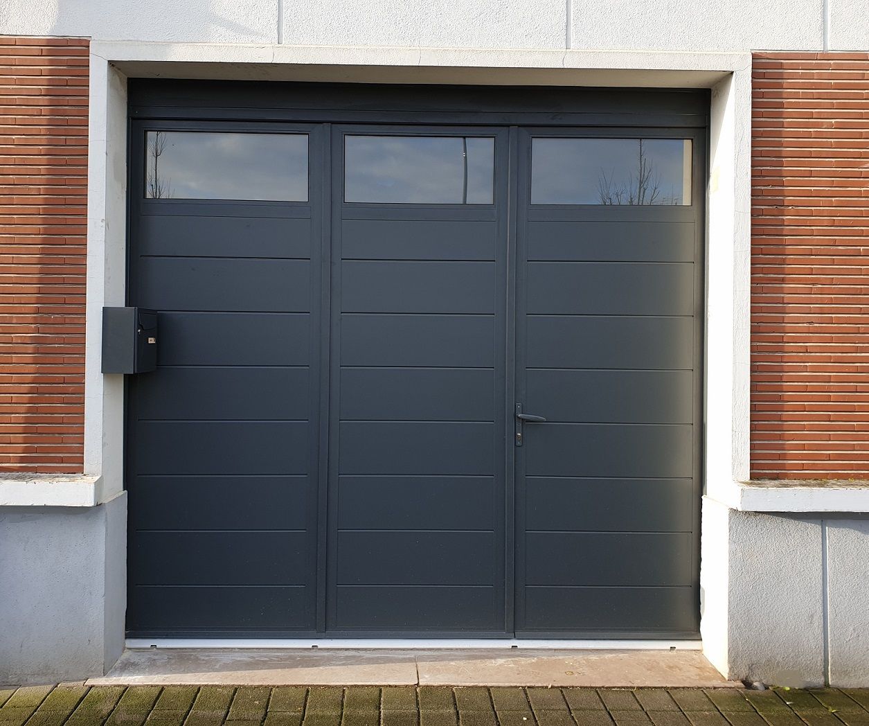 Porte de garage battante en aluminium gris RAL 7016. hublots intégrés. SIB