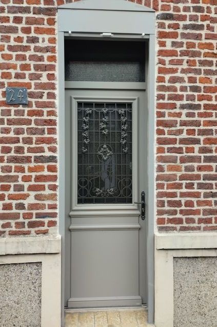 Porte d'entrée en bois, modèle demi vitré avec grille décorative. ZILTEN.