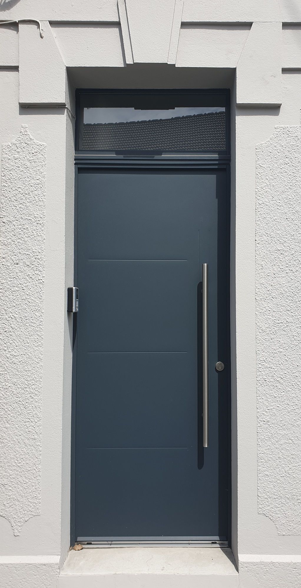 Porte d'entrée en acier thermolaqué gris anthracite RAL 7016. Panneau plein avec poignée de tirage. GERVAIS.