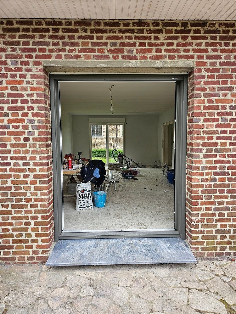Coulissant aluminium 4 vantaux dont 2 fixes latéraux noyé dans le placo. ouverture à 100%
