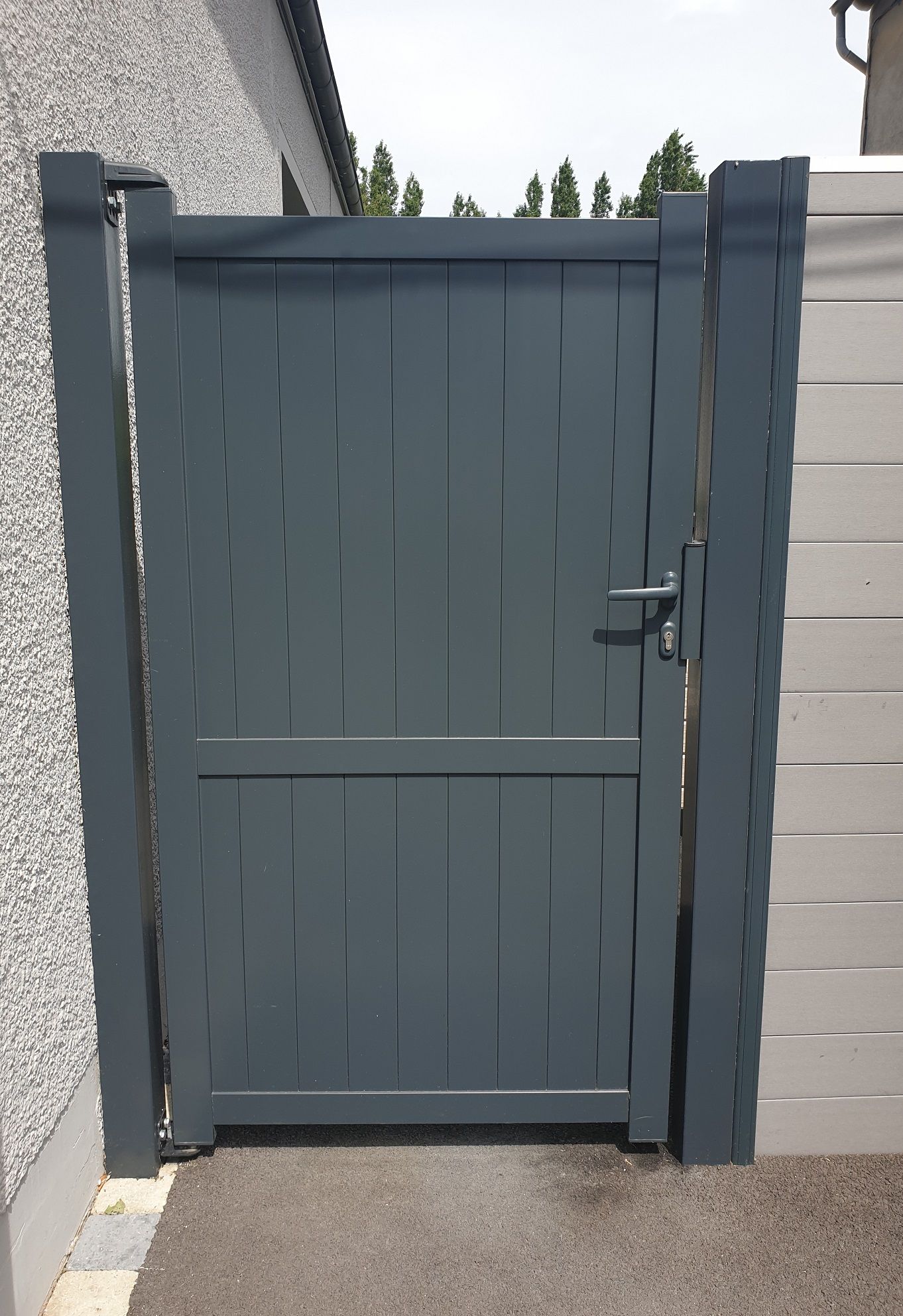 Portillon en aluminium RAL 7016 gris anthracite. GP PORTAIL.