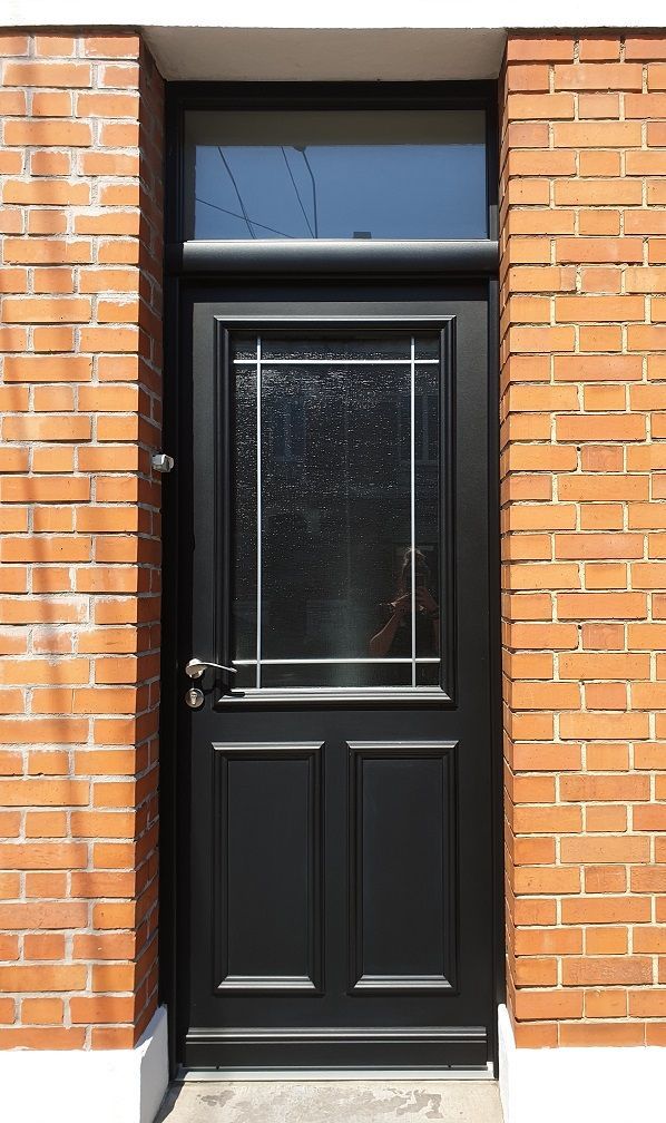 Porte d'entrée en acier thermolaqué RAL 9005 noir. Modèle demi vitré croisillons plomb. GERVAIS.