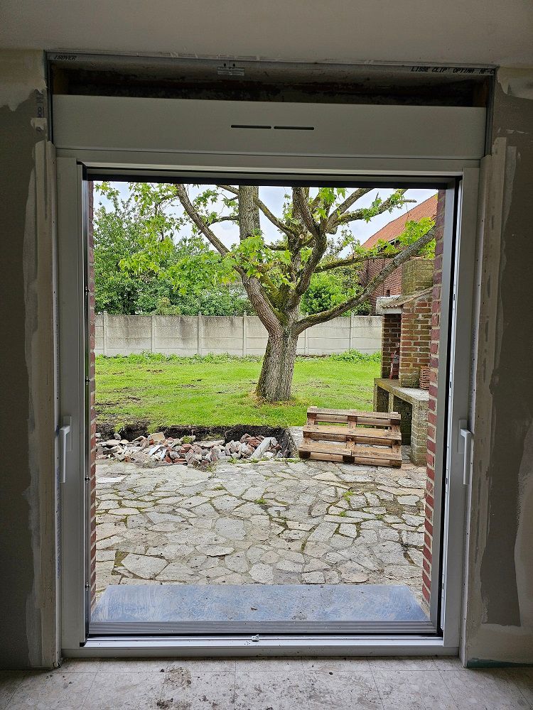 Coulissant aluminium 4 vantaux dont 2 fixes latéraux noyé dans le placo. ouverture complète.