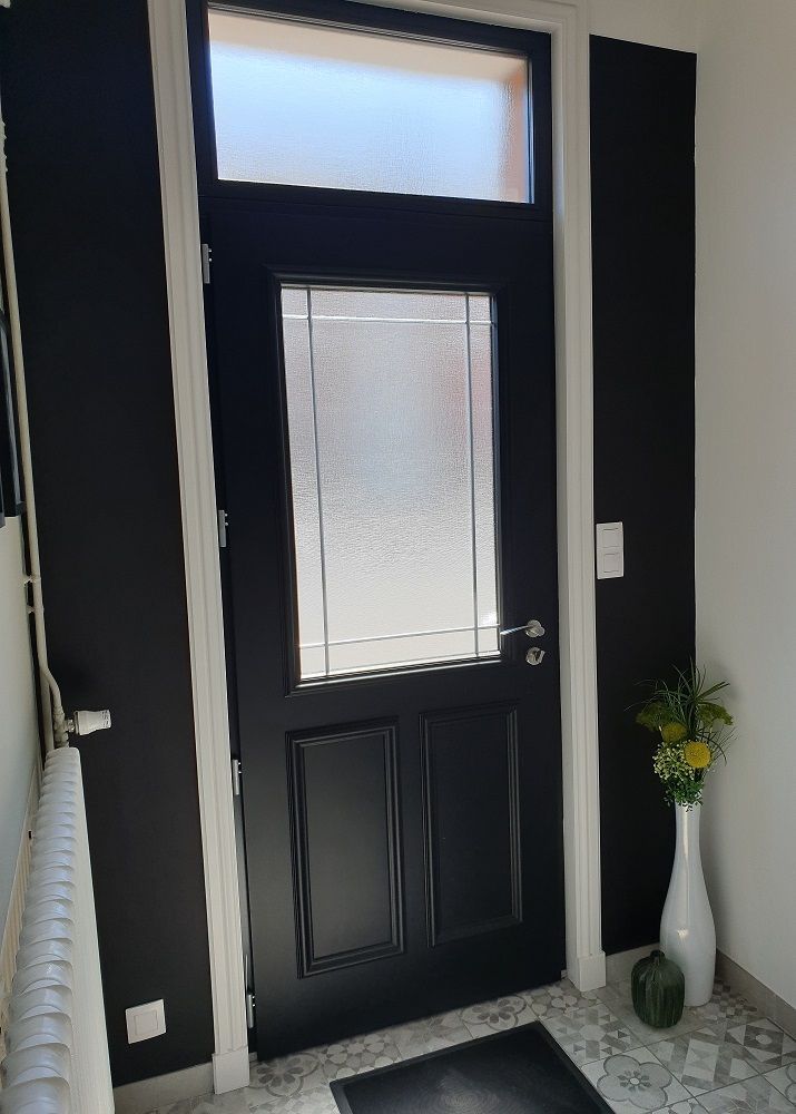 Porte d'entrée en acier thermolaqué RAL 9005 noir. Modèle demi vitré croisillons plomb. GERVAIS.
