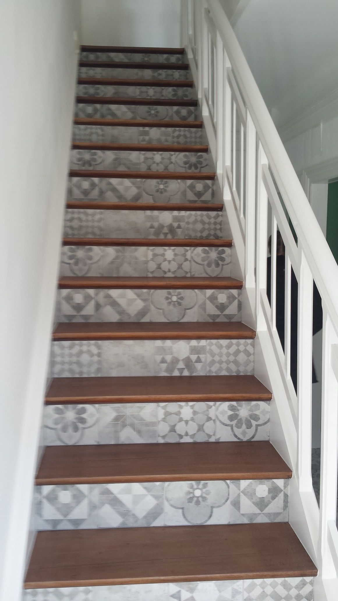 Crédance sur entre marches d'escalier