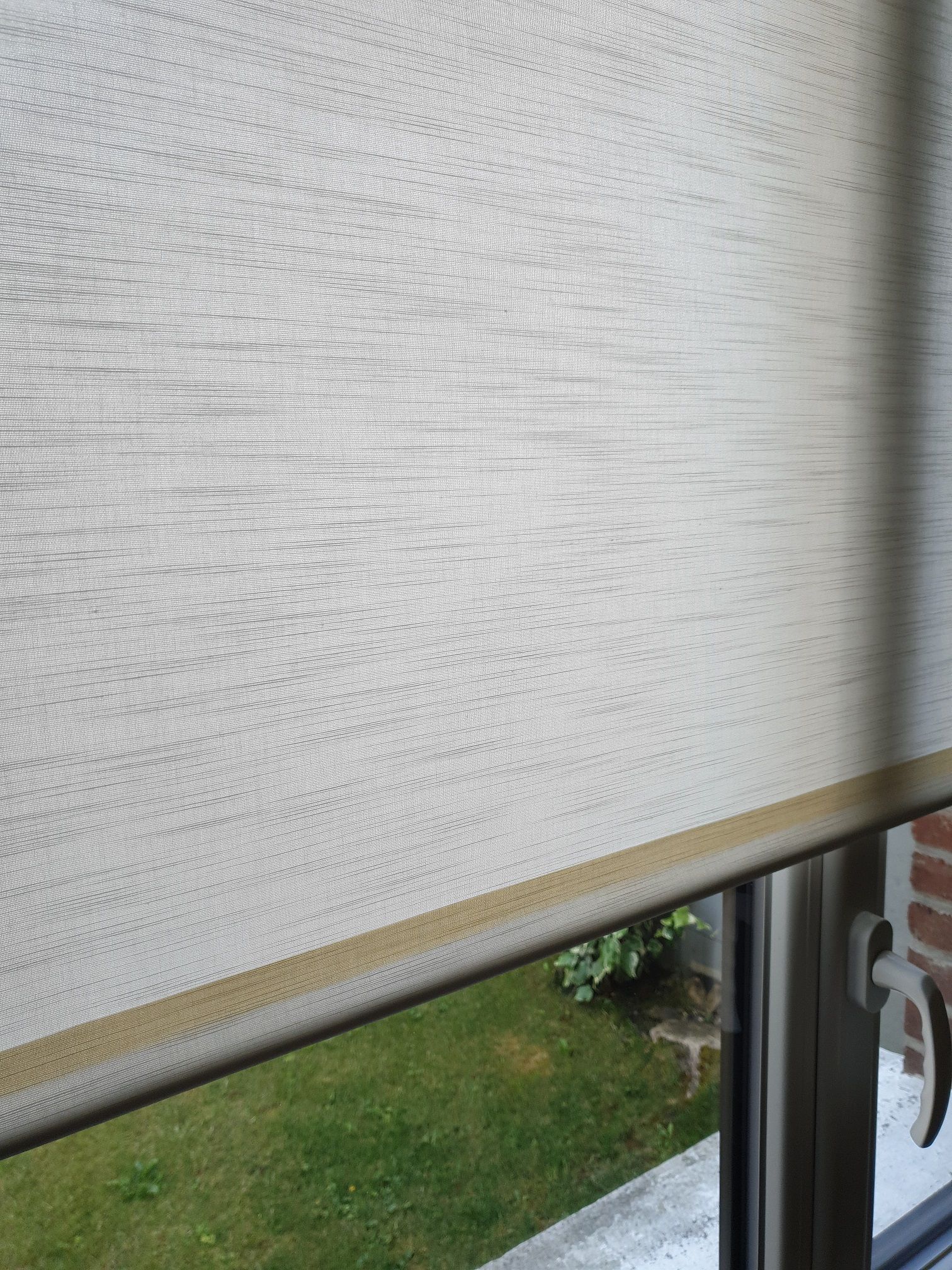 Store d'intérieur. Store rouleau blanc et tissu occultant