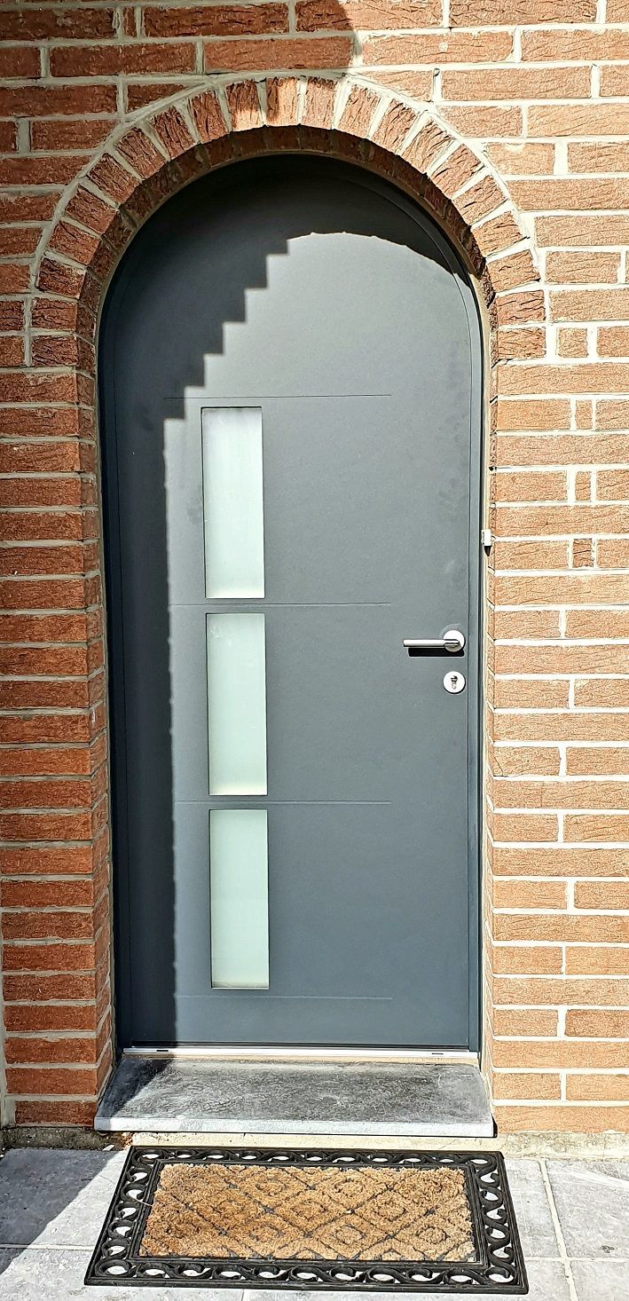 Porte d'entrée en mixte bois aluminium de forme plein cintre. RAL 7016 gris anthracite. MEO.