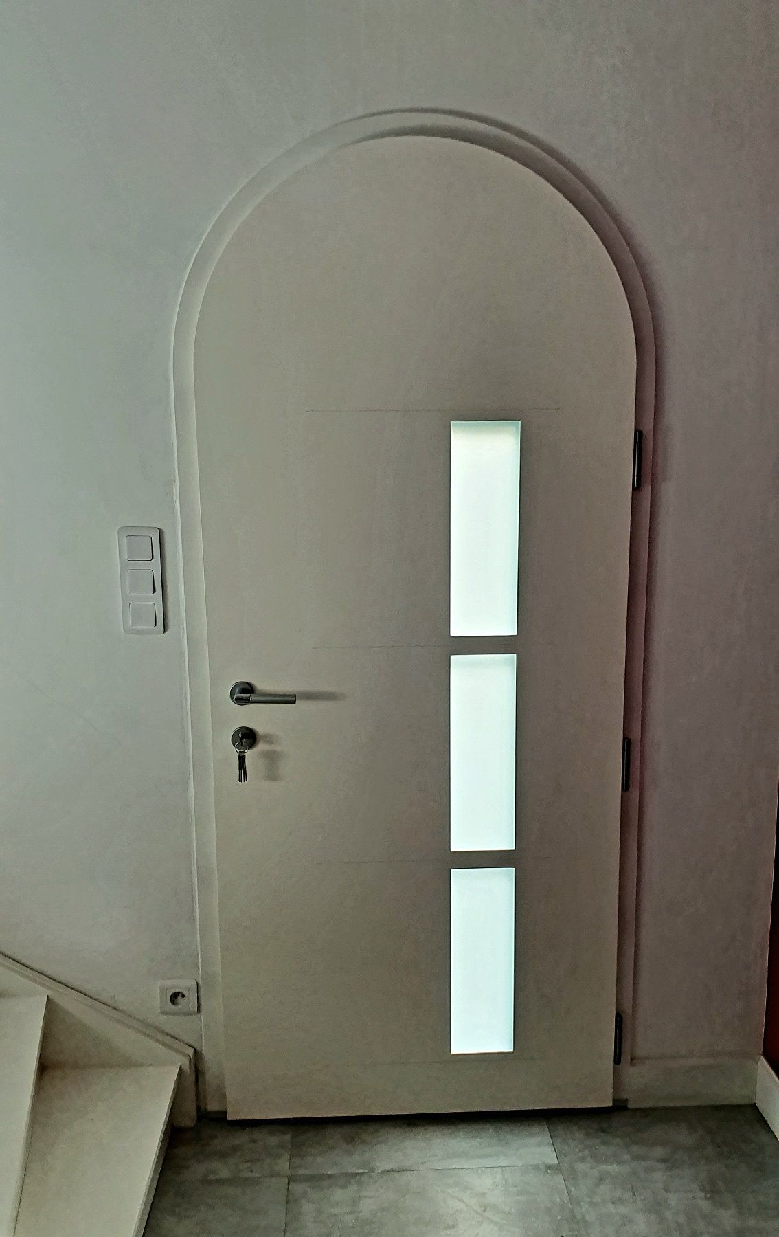 Porte d'entrée en mixte bois aluminium de forme plein cintre. RAL 9016 blanc intérieur. MEO.
