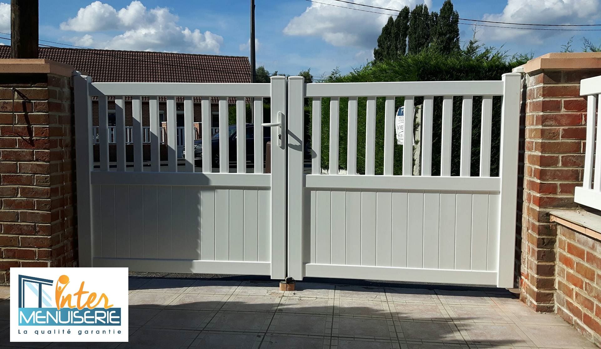 Portail en PVC RAL 9016 blanc, modèle ajouré et ouverture manuelle. GP PORTAIL.