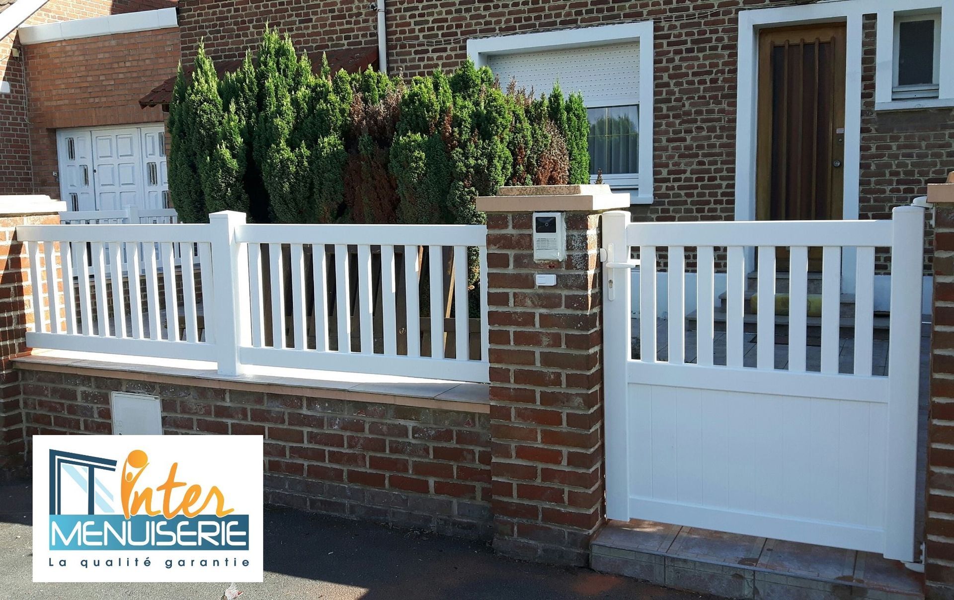 Portillon et clotûre en PVC RAL 9016 blanc, modèle ajouré et ouverture manuelle. GP PORTAIL.