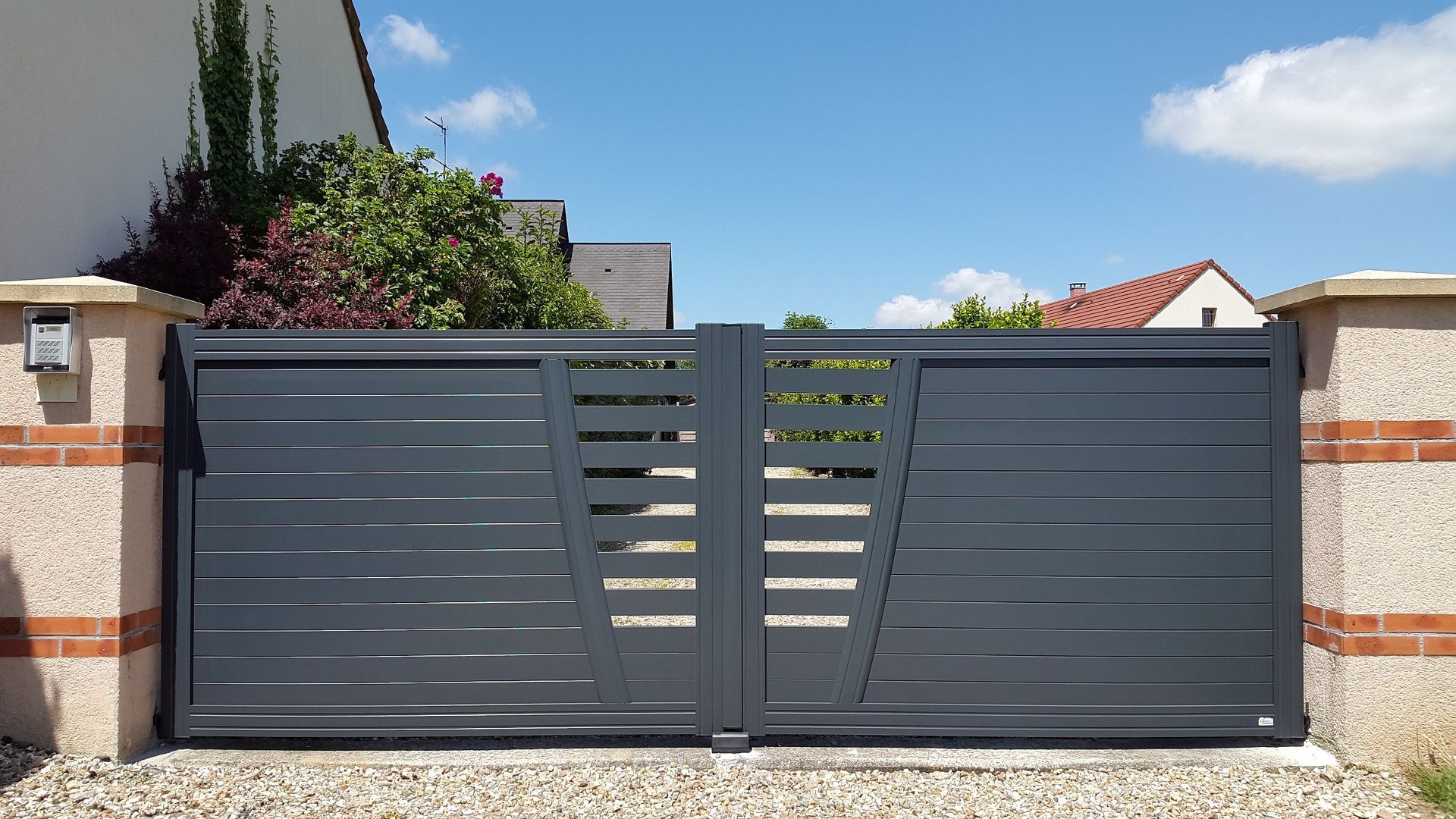 Portails battants en alu avec lames ajourées