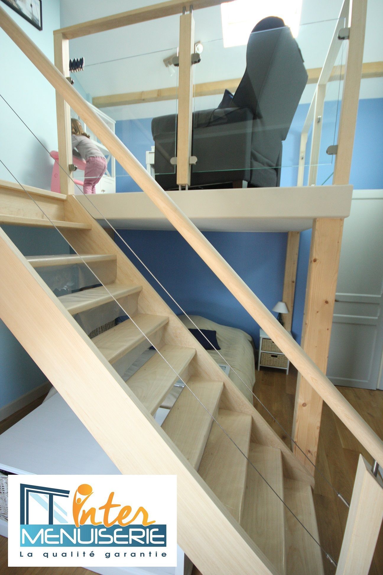 Escalier bois blanc vers mezzanine