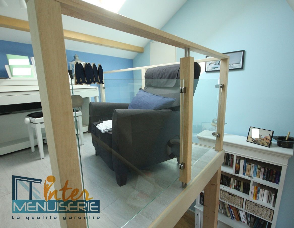 Mezzanine avec bureau et fauteuil