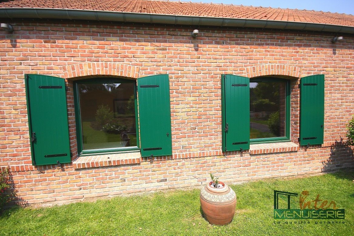 fenetres en aluminium vert et volets battants