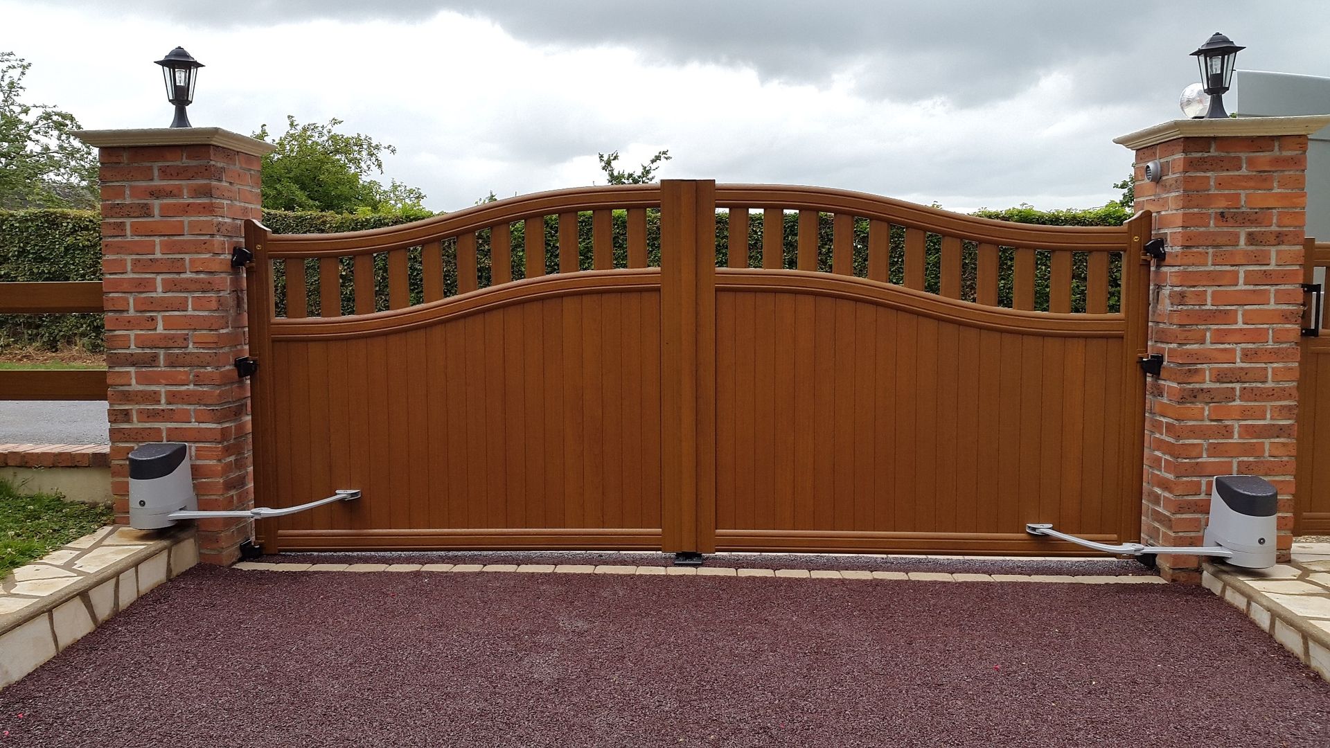 Portail battant en alu imitation bois ouverture double battant