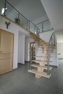 Escalier en bois blanc avec rambarde en aluminium