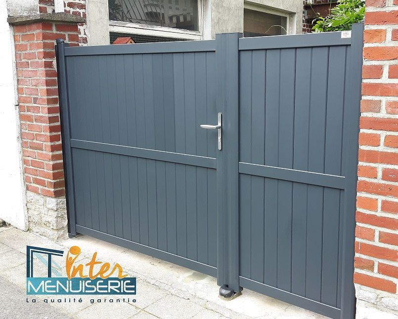 Portail en aluminium RAL 7016 gris anthracite avec portillon intégré. GP PORTAIL.