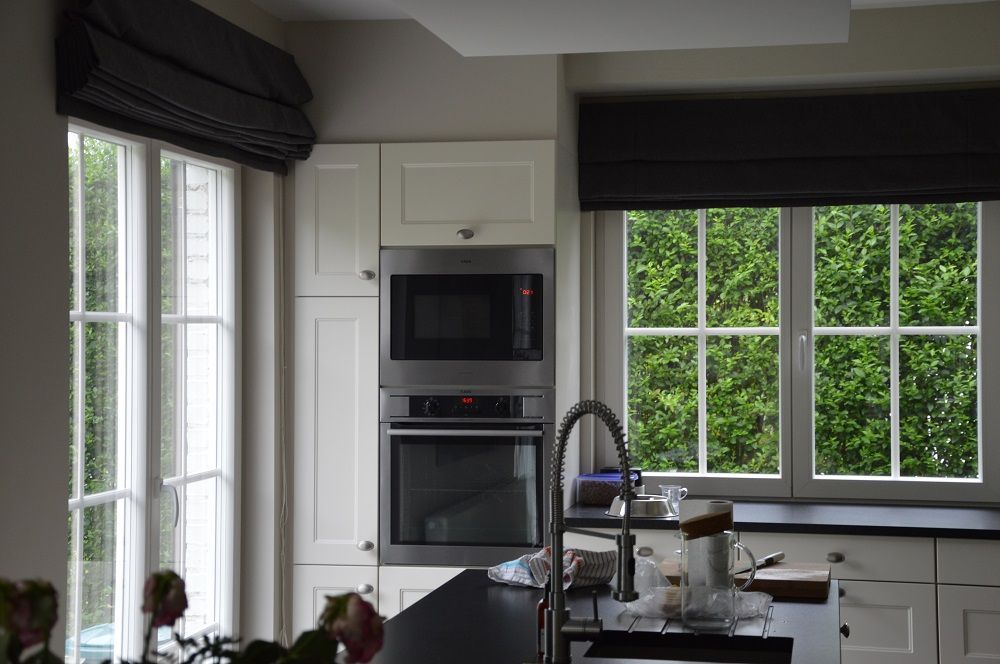 Stores vénitiens noires dans une cuisine